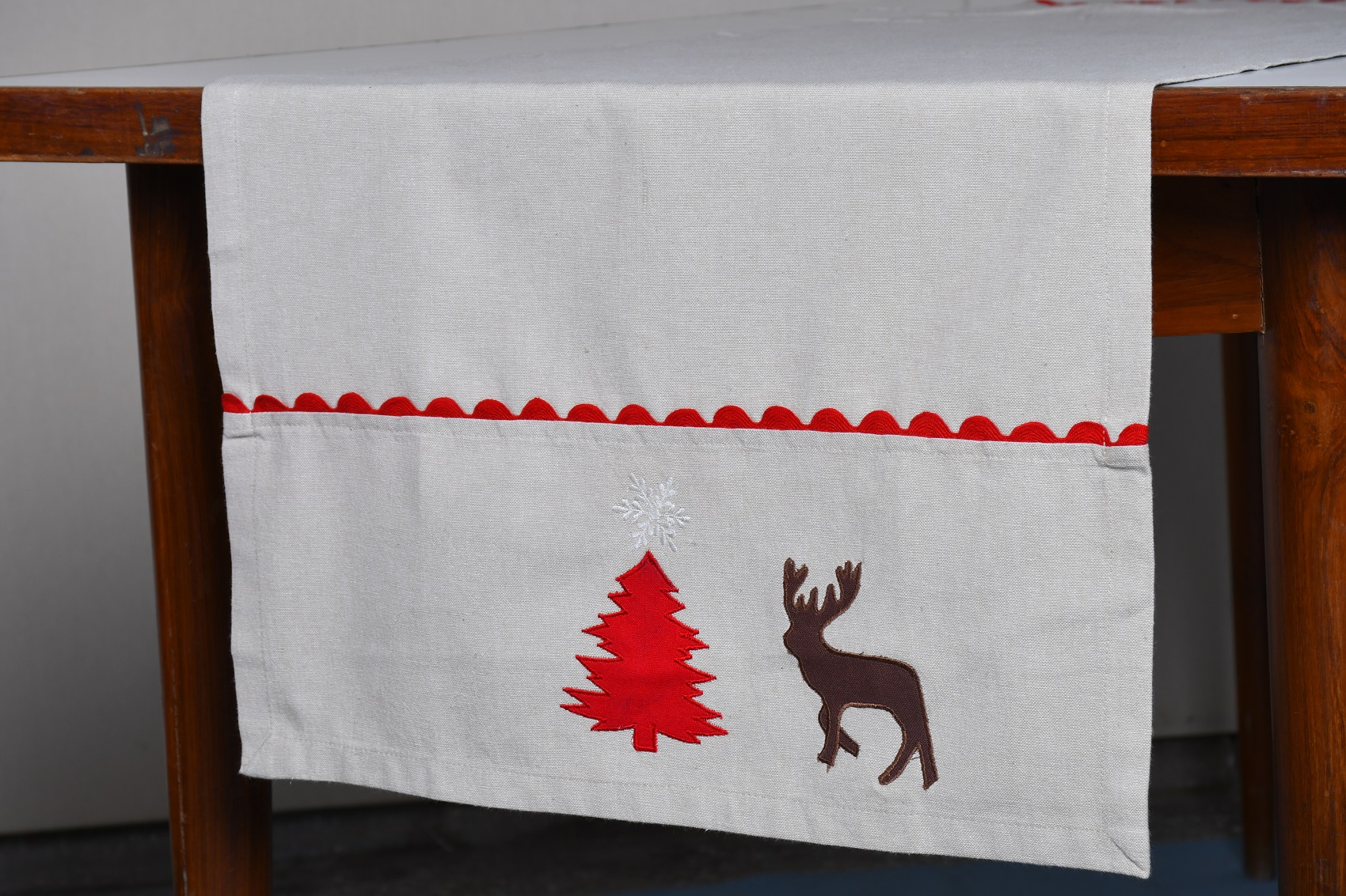 Emb Table Runner – Beige Reindeer and Tree Patch Embroided Woven Cotton